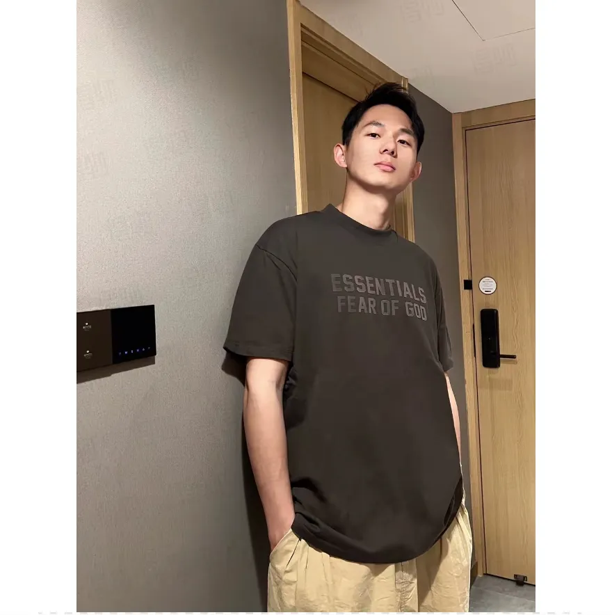 🦋 、Hot Sale🦋70 【 Brown】FOF GOD Essentials FOG T ESSENTIALS 2018 ， Versatile 。 FEAR OF GOD ， ， “ESSENTIALS”LOGO 。ESSENTIALS 、 ， KANYE WEST、JUSITN BIEBER、RIHANNA 。。。。。 FOG 、 ， 、 、 、 Authentic Factory、 3D 、 3D 、 、 3D 。 、Factory 。 OVERSIZE 。 : Brown、 、 Gray、 、 White、 Size：XS-XL